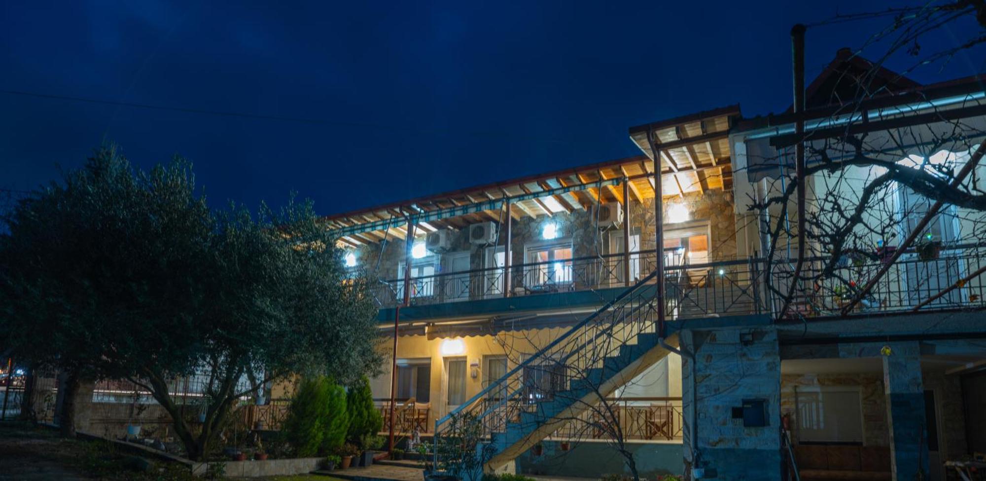 Guesthouse Adonis Káto Loutrákion Екстериор снимка
