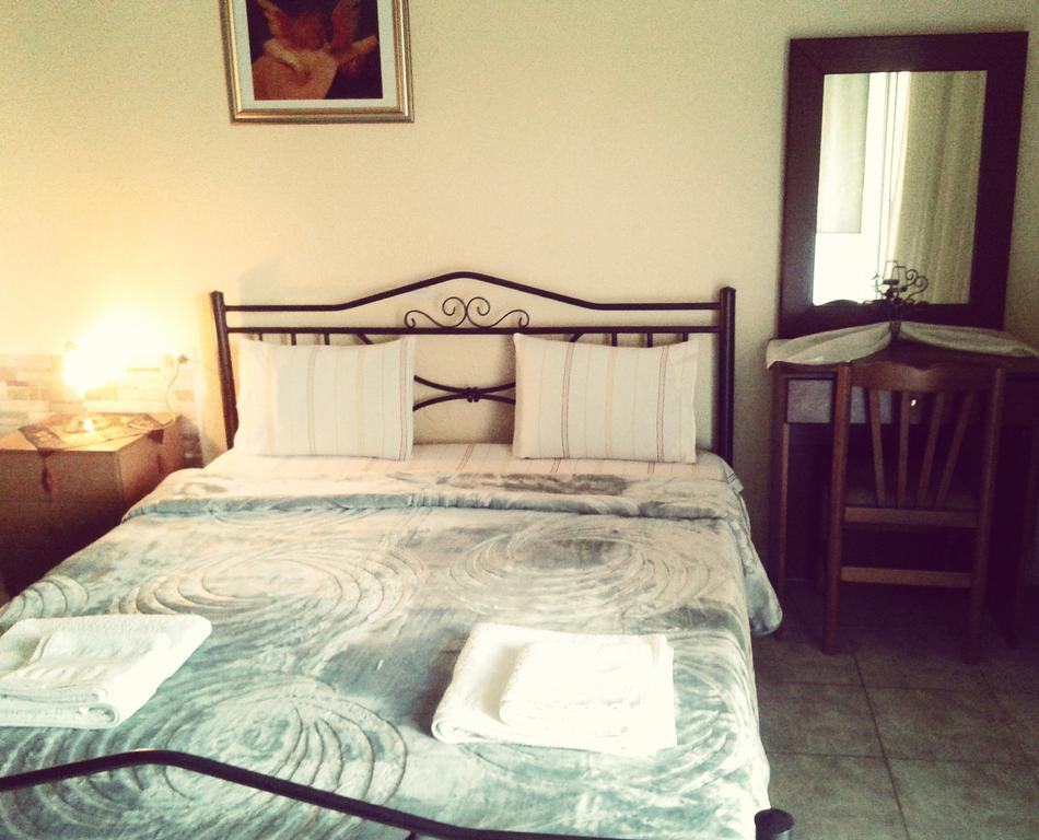 Guesthouse Adonis Káto Loutrákion Екстериор снимка