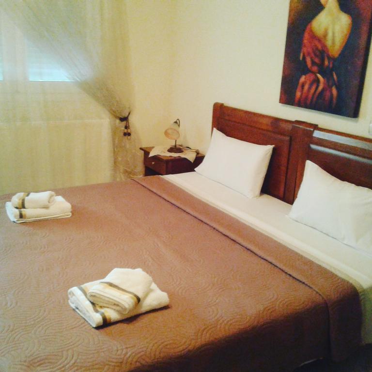 Guesthouse Adonis Káto Loutrákion Екстериор снимка