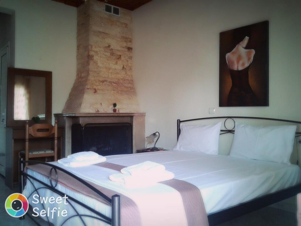 Guesthouse Adonis Káto Loutrákion Екстериор снимка