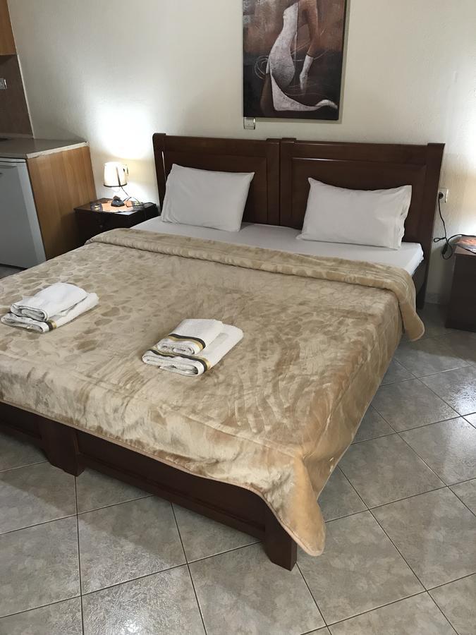 Guesthouse Adonis Káto Loutrákion Екстериор снимка