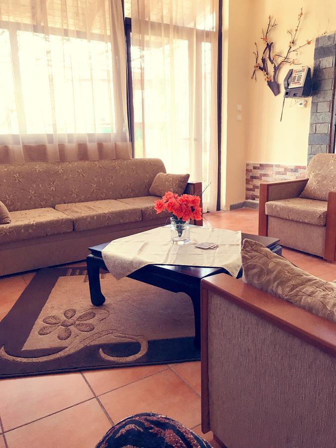 Guesthouse Adonis Káto Loutrákion Екстериор снимка