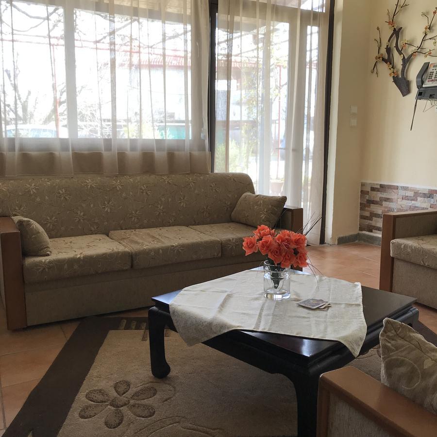 Guesthouse Adonis Káto Loutrákion Екстериор снимка