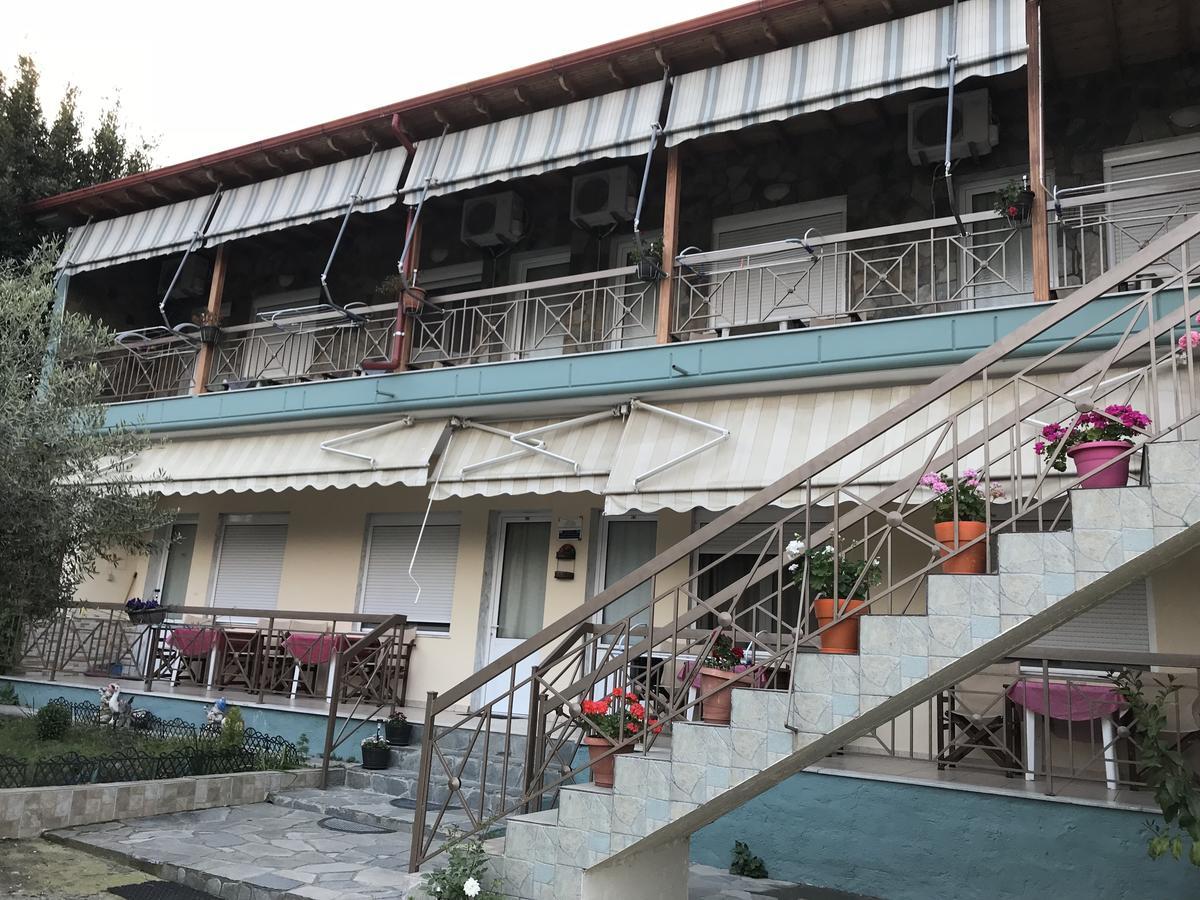 Guesthouse Adonis Káto Loutrákion Екстериор снимка