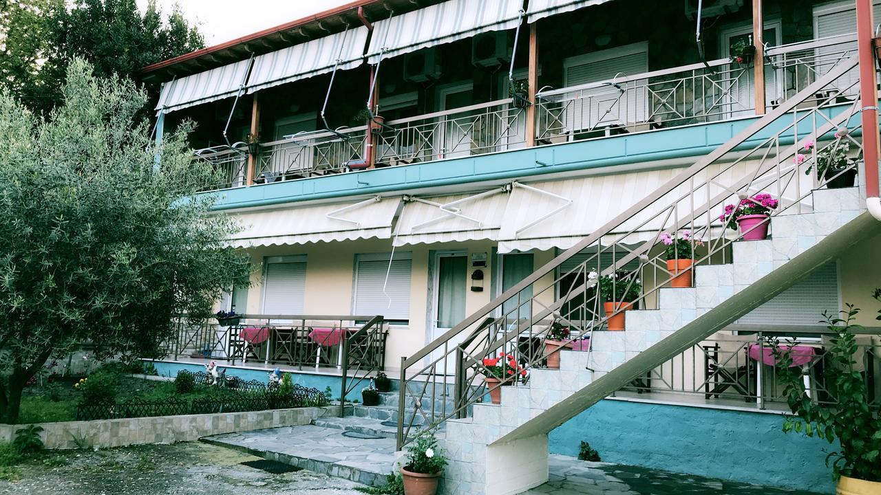 Guesthouse Adonis Káto Loutrákion Екстериор снимка