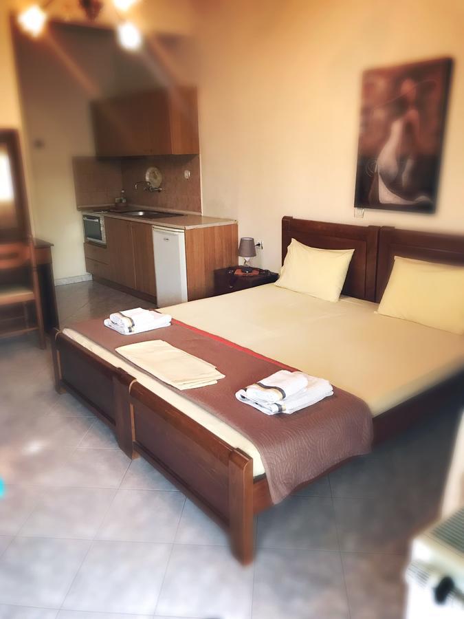 Guesthouse Adonis Káto Loutrákion Екстериор снимка