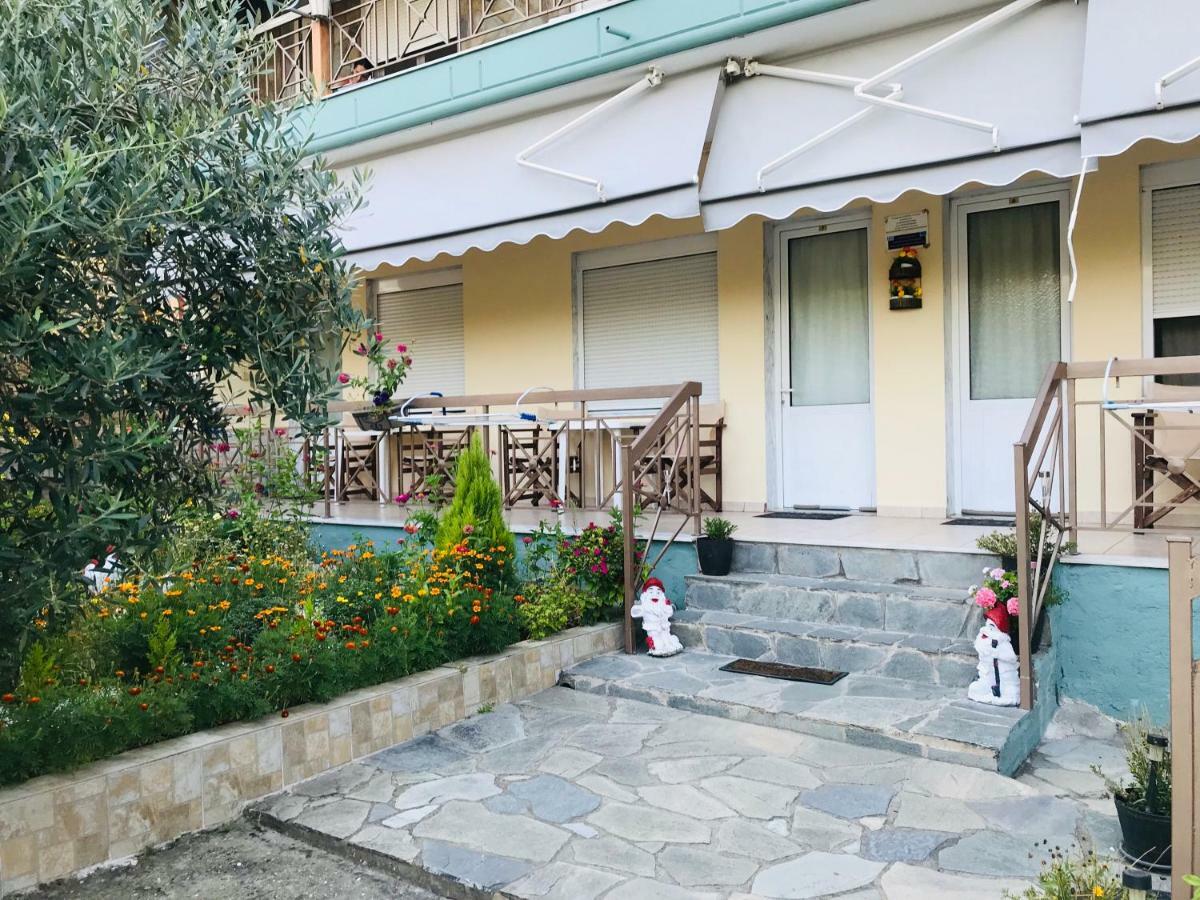 Guesthouse Adonis Káto Loutrákion Екстериор снимка